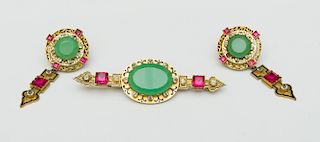 PAIR OF GILT-METAL, CHRYSOPHASE AND SIMULATED STONE EARRINGS AND A MATCHING BROOCH