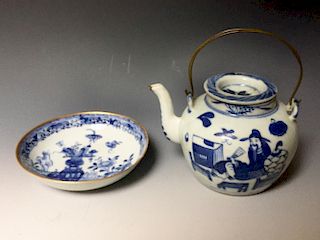 A SET OF CHINESE ANTIQUE BLUE AND WHITE PLATE AND TEAPOT