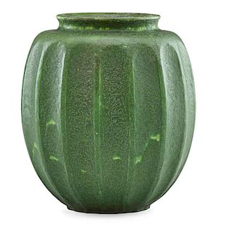 GRUEBY Ribbed vase