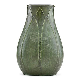 GRUEBY Tall vase with leaves