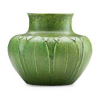 GRUEBY Large vase with leaves