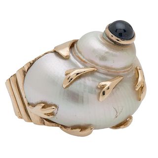 Maz Sea Shell Ring in 14 Karat yellow Gold with Blue Sapphire