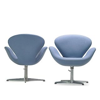 ARNE JACOBSEN Pair of Swan chairs