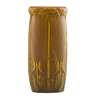 VAN BRIGGLE Vase with stylized daisies