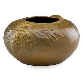 VAN BRIGGLE Vase with pinecones
