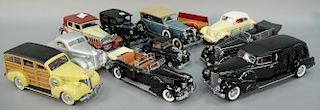 Group of eleven 1930's 1:18 scale model cars and accessories including American Graffitti 1932 Ford Coupe, 1932 blue Lincoln,