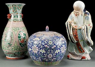 A GROUP OF THREE CHINESE PORCELAIN ITEMS