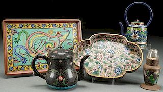 A FIVE PIECE GROUP OF VINTAGE CHINESE CLOISONNÉ