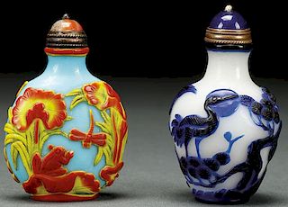 A FINE PAIR OF CHINESE PEKING GLASS SNUFF BOTTLES