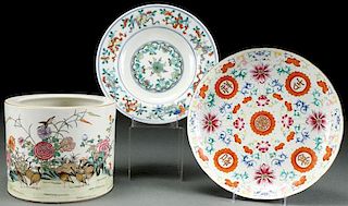 A THREE PIECE VINTAGE CHINESE PORCELAIN GROUP