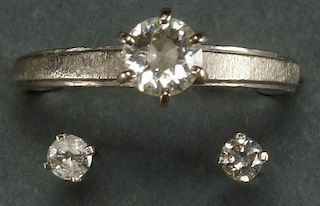 A DIAMOND SOLITAIRE RING AND STUD EARRINGS