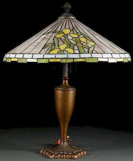 A GOOD VINTAGE LEADED GLASS TABLE LAMP