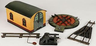 A FIVE PIECE GROUP OF EARLY BING GERMAN TOY TRAIN