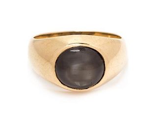 A 14 Kart Yellow Gold and Black Star Sapphire Ring, 6.30 dwts.