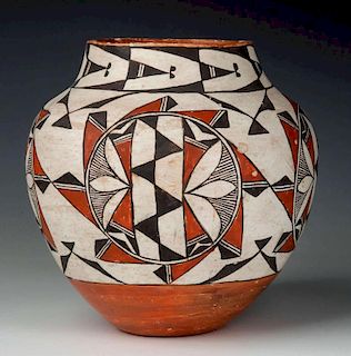 A GOOD LARGE EARLY 20TH CENTURY ACOMA WATER JAR