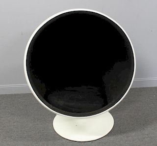 Vintage White Fiberglass Egg Chair.