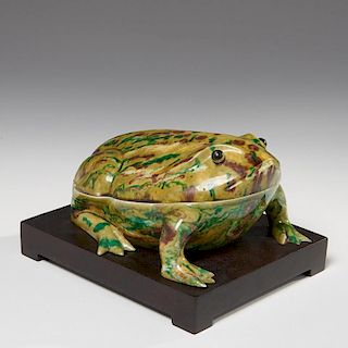 Chinese Export porcelain frog box and cover