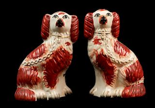 A PAIR 19TH CENTURY STAFFORDSHIRE POTTERY SPANIELS