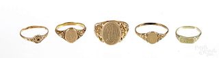 Five antique gold rings, 9.1 dwt.