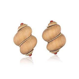 A Trianon Wood Seashell Earrings