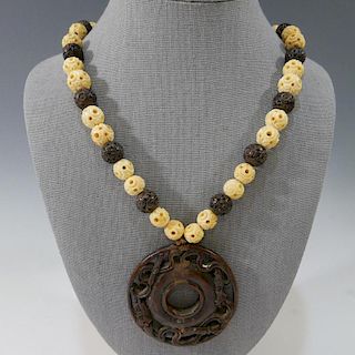 IMPRESSIVE ANTIQUE CARVED ALOESWOOD AND WHITE BEADS NECKLACE