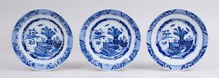 SET OF THREE CHINESE BLUE AND WHITE PORCELAIN PLATES