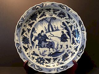 A Fine Chinese Blue and White Charger with Horse, soldiers and Knives