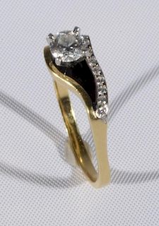 18 karat gold engagement ringset with center diamond, approximately