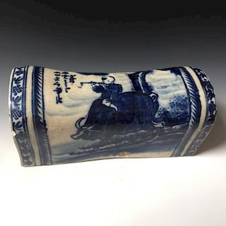 A CHINESE ANTIQUE BLUE AND WHITE PORCELAIN PILLOW, MARKED.