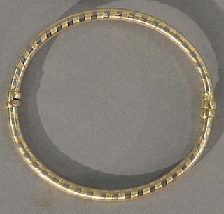14 karat gold bangle bracelet. 8.8 grams