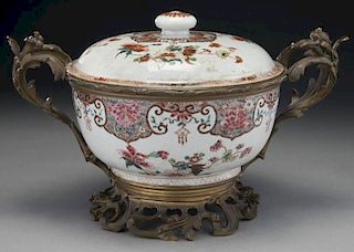 Chinese export porcelain bowl with lid