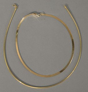 Two gold necklaces, one flat and one round. 20.5 grams