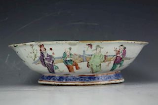 A Famille rose porcelain fruit plate from late Qing