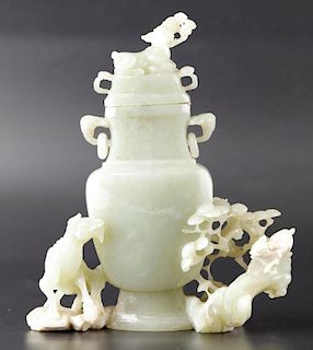 Chinese hetian jade vase with cover from Qing Dynasty