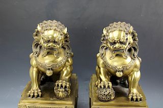 A pair of large and heavy foo lion