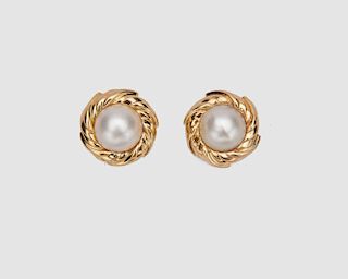 CHARLES TURI 18K Yellow Gold and Mabe Pearl Earclips