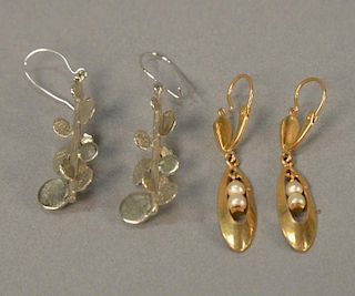 Two pairs of 18K gold earrings, one set with pearls. 8.9 grams.