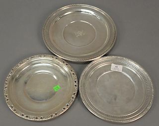 Three sterling round trays. dia. 11in., 9 1/2in., & 9 1/2in., 26.6 t oz.