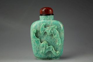 Chinese Amazonite carved bats snuffle bottle with petrified wood fossil stopper. 19th century