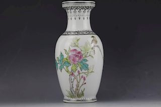 Chinese famille rose porcelain vase with Qianlon mark
