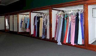 Clothing display cabinet