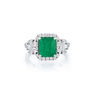 An 18K White Gold Emerald and Diamond Ring