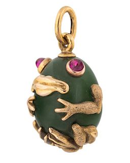 A FABERGE JEWELED GOLD-MOUNTED NEPHRITE MINIATURE EGG PENDANT IN A FORM OF FROG, MOSCOW, 1898-1904
