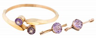 RUSSIAN GOLD AND ALEXANDRITE SET OF TWO PINS AND A BANGLE, 1908-1917