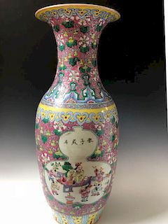 A LARGE CHINESE ANTIQUE FAMILLE ROSE VASE,19C