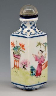 Chinese painted porcelain snuff bottle of figure