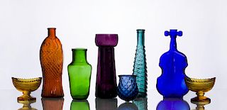 GROUP OF EIGHT COLORED GLASS TABLE ARTICLES