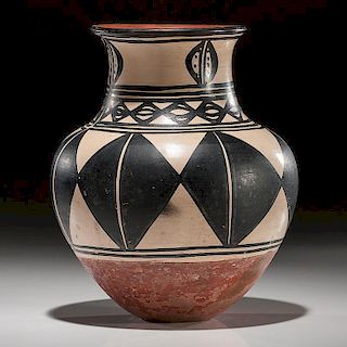 Felipita Aguilar Garcia & Asuncion Aguilar Cate (Kewa, c 1880 - 1925) Pottery Vase