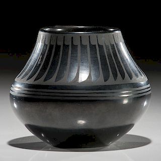 Maria and Santana Martinez (San Ildelfonso, 1887-1980 / 1909-2002) Blackware Pottery Jar