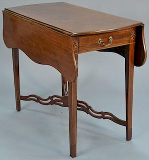 Federal mahogany drop leaf Pembroke table having shaped leaves and serpentine top with one drawer set on square tapered legs